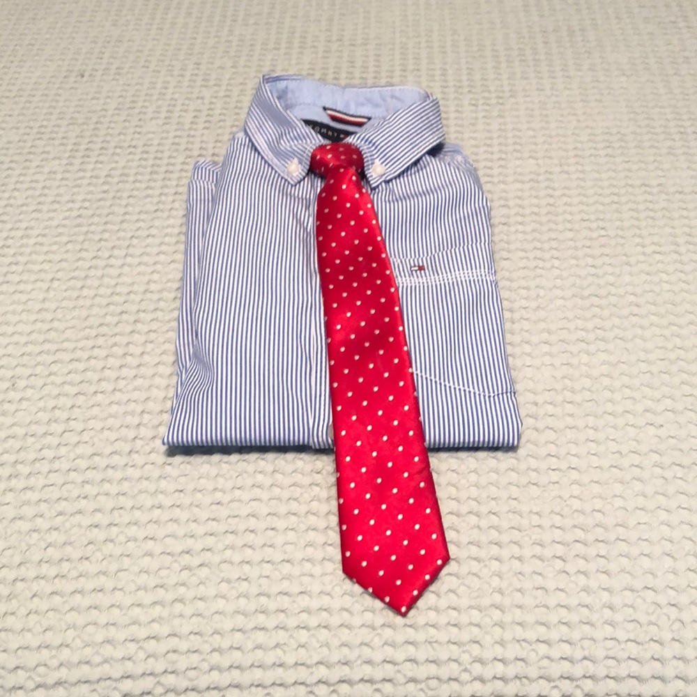 Boys Hilfiger size small woven shirt with tie.